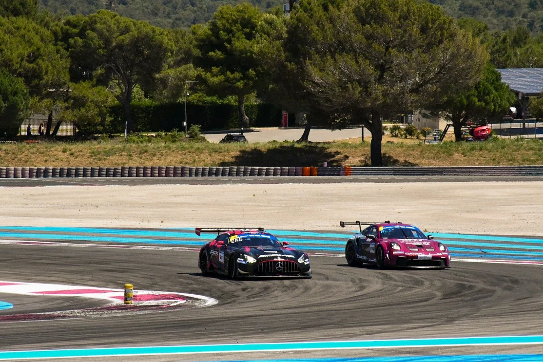 Cars on circuit